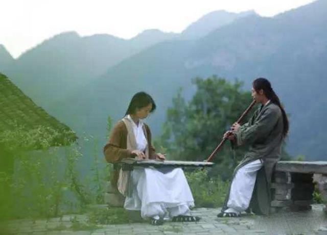 男子隐居深山8年，与漂亮女弟子结婚生娃，弹古