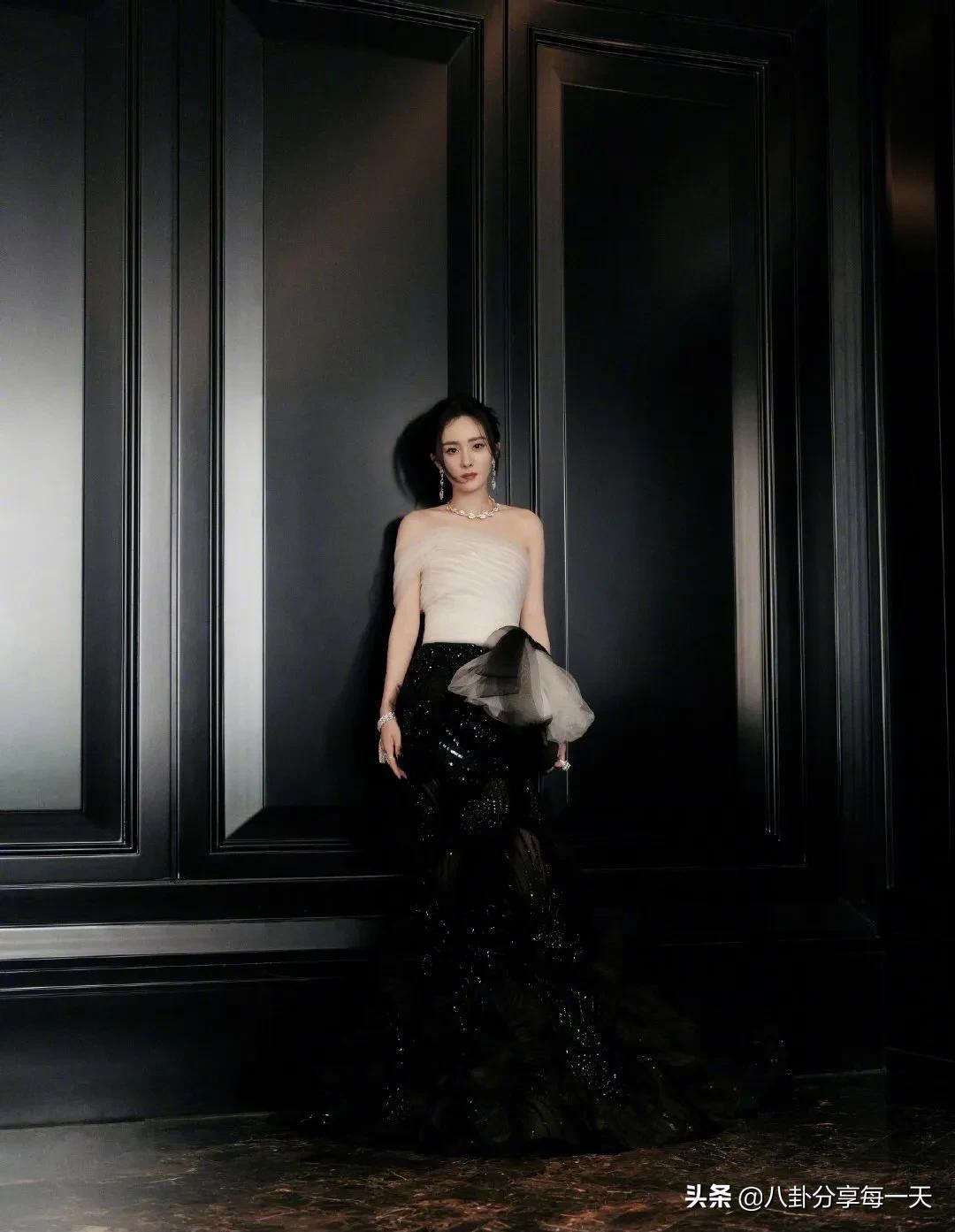 礼服差距：热巴穿五年前旧款？杨幂穿十年前旧