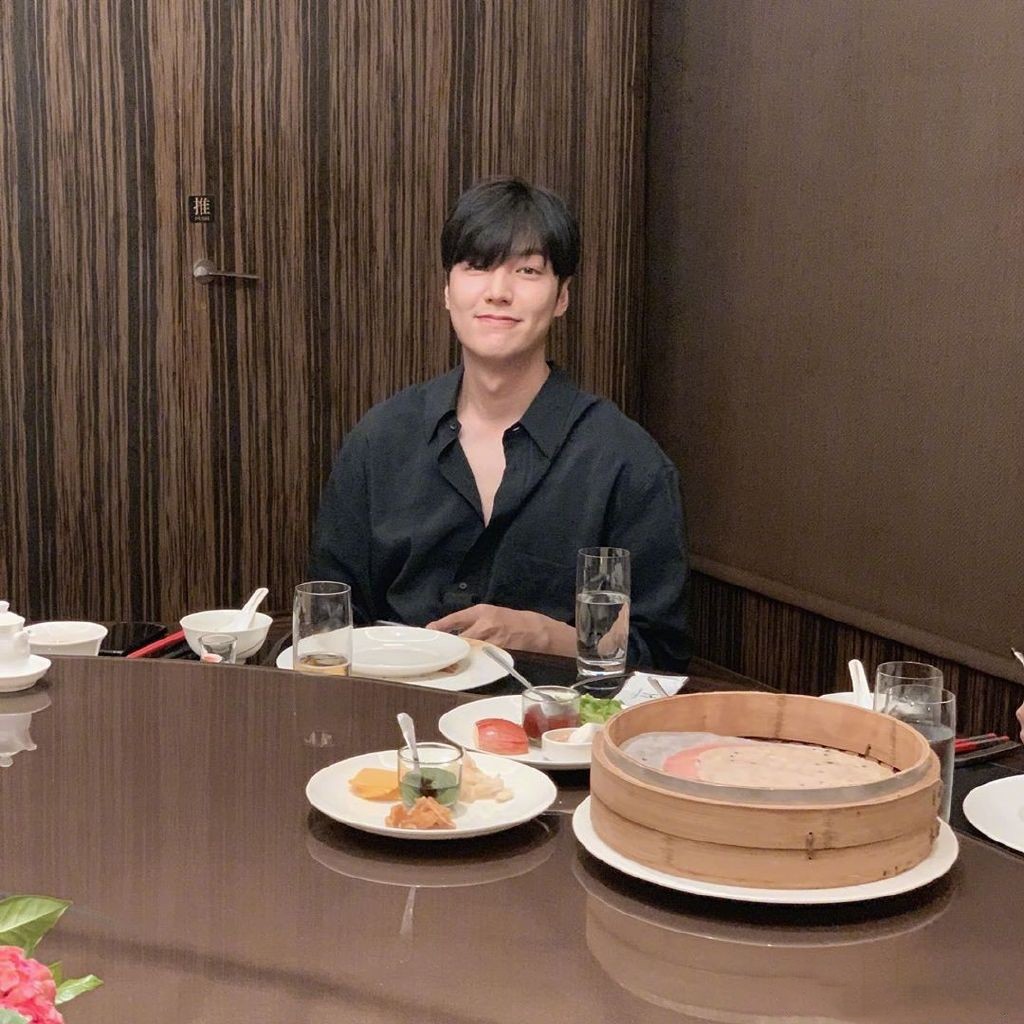35岁李敏镐退伍后变高调，穿黑衬衫少系一颗纽扣，帅得差点认不出