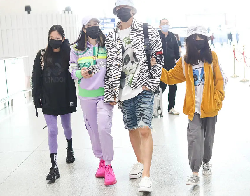 鐘麗緹張倫碩一家四口齊現身，手挽手超溫馨，兩個女兒長高了不少