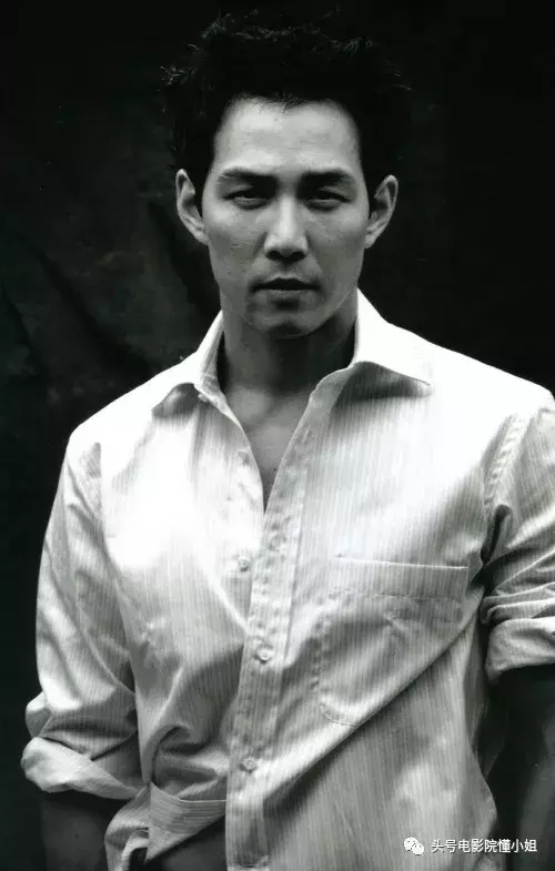 两集拿下9分!李政宰10年后演韩版《纸牌屋》,刚播就续订第二季