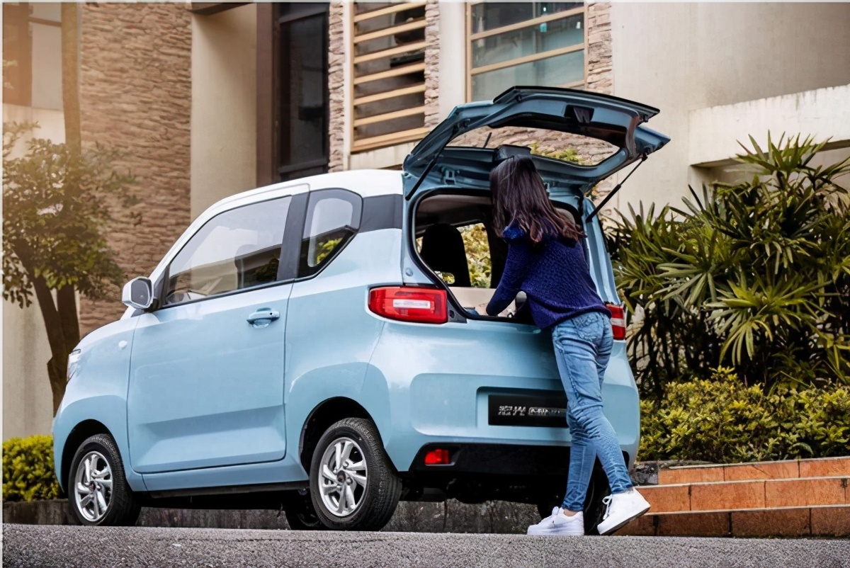 虽然不愁卖但依然很努力 新款五菱宏光MINI EV曝光