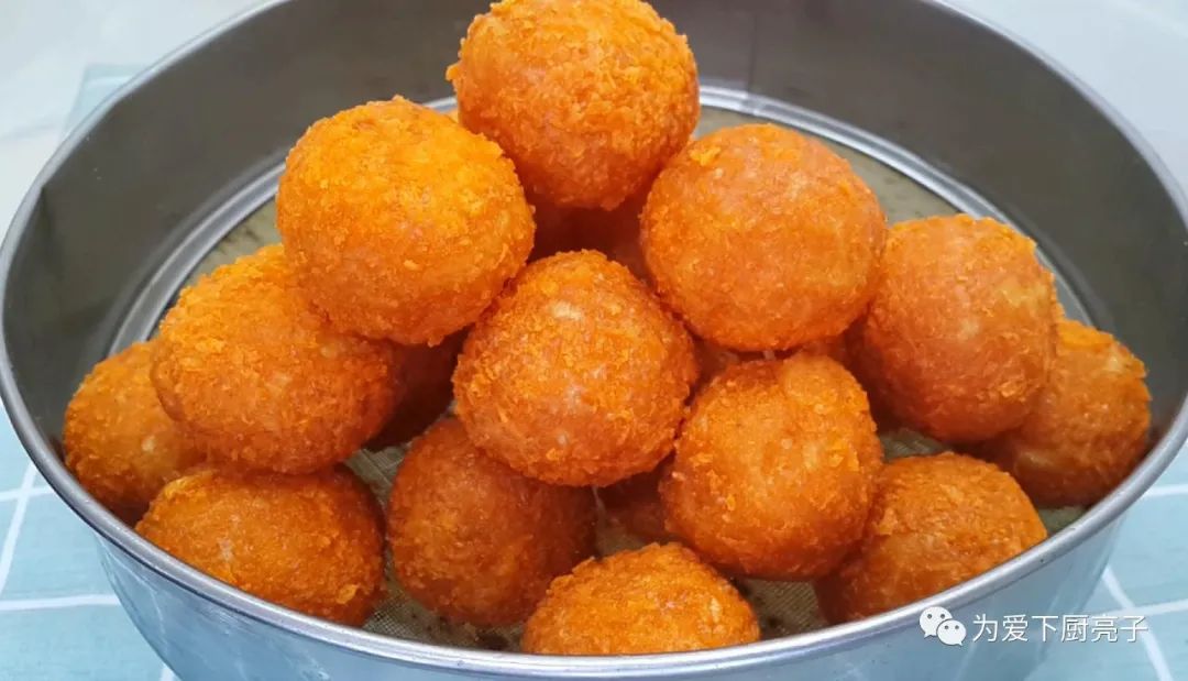自制南瓜丸子的做法，锅里一炸，出锅不发硬不吸油，全家都抢着吃