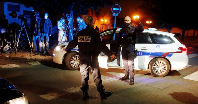 马克龙难过了！抗议者沿途堵路，焚烧汽车，巴黎为一片“火海”