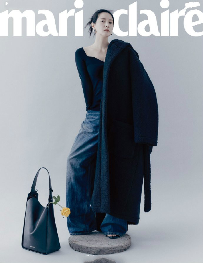 李英爱拍杂志，裹进“大一码”外套真显瘦，49岁仍然是女神