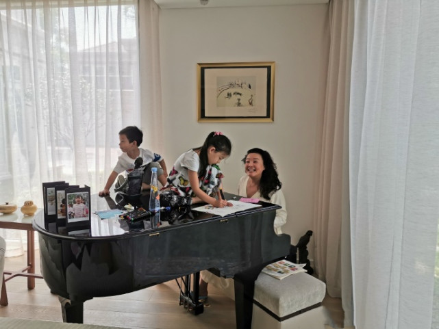 大S婆婆懶理判決熱議，曬孫子孫女萌照秀幸福，祖孫同框超溫馨