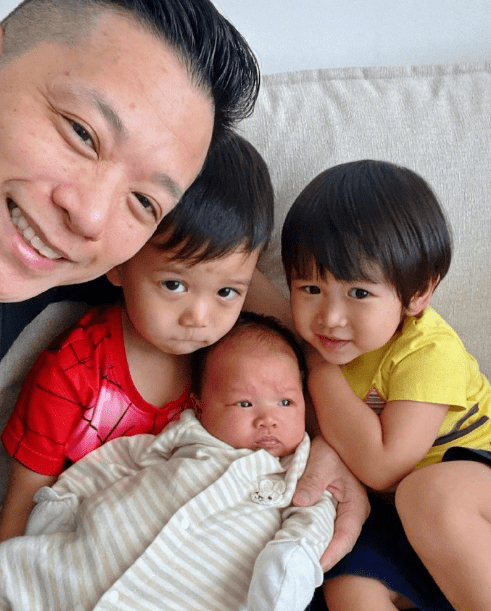 胡杏儿老公大秀爸爸力，老婆视角下一手抱一娃，奕霆假笑模样萌翻