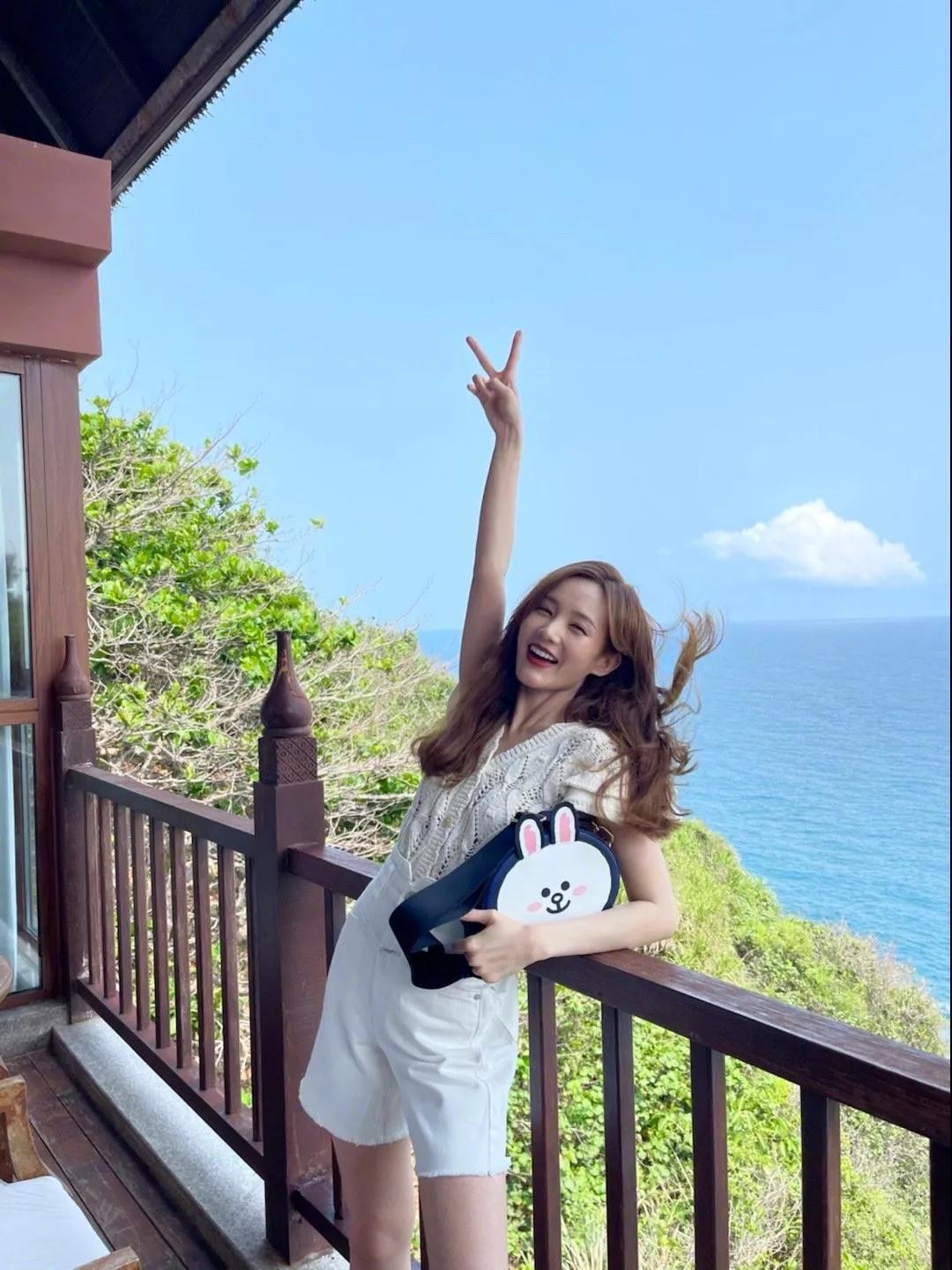 Li Yitong Hainan goes vacationing the beach is illuminated