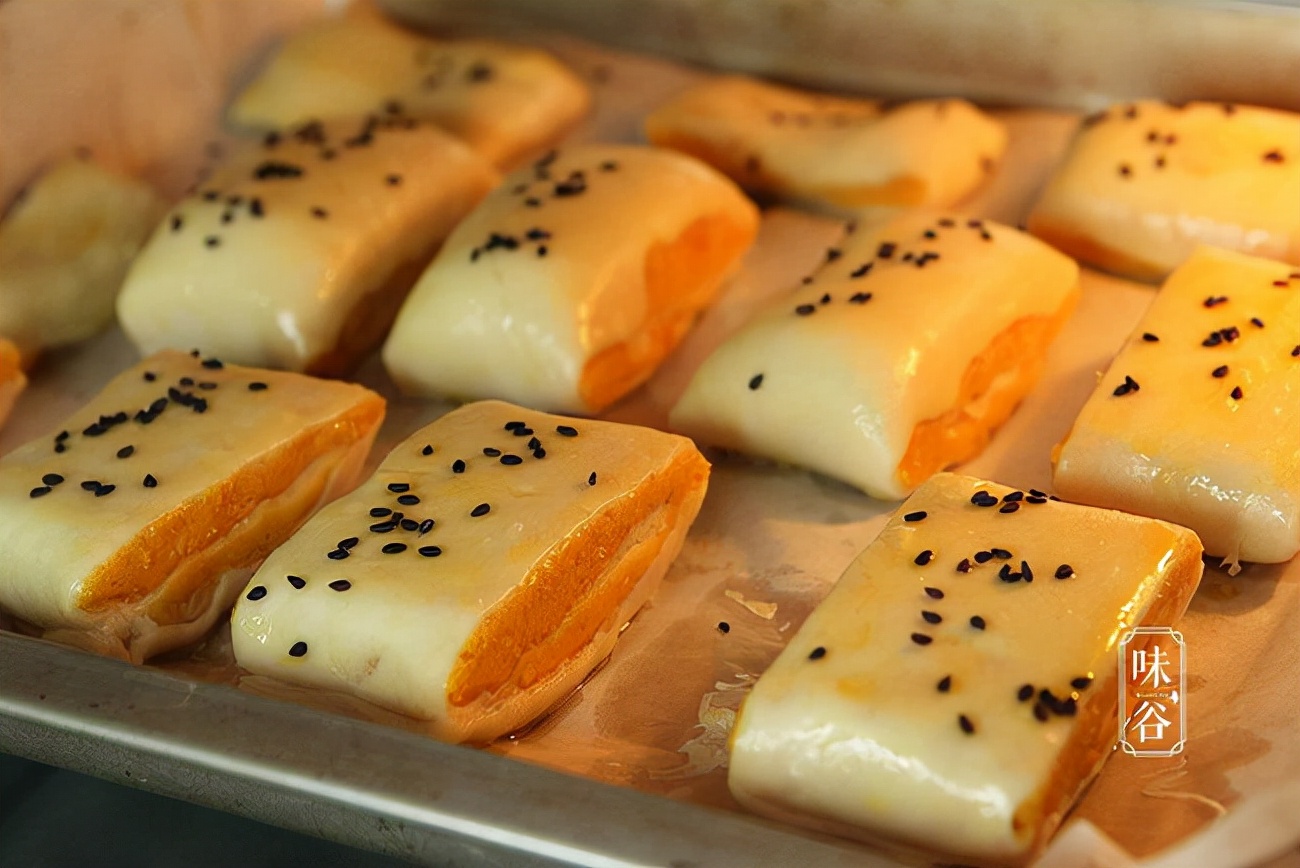 红薯别再煮着吃了，包上手抓饼，孩子抢着吃，后悔做少了，真香