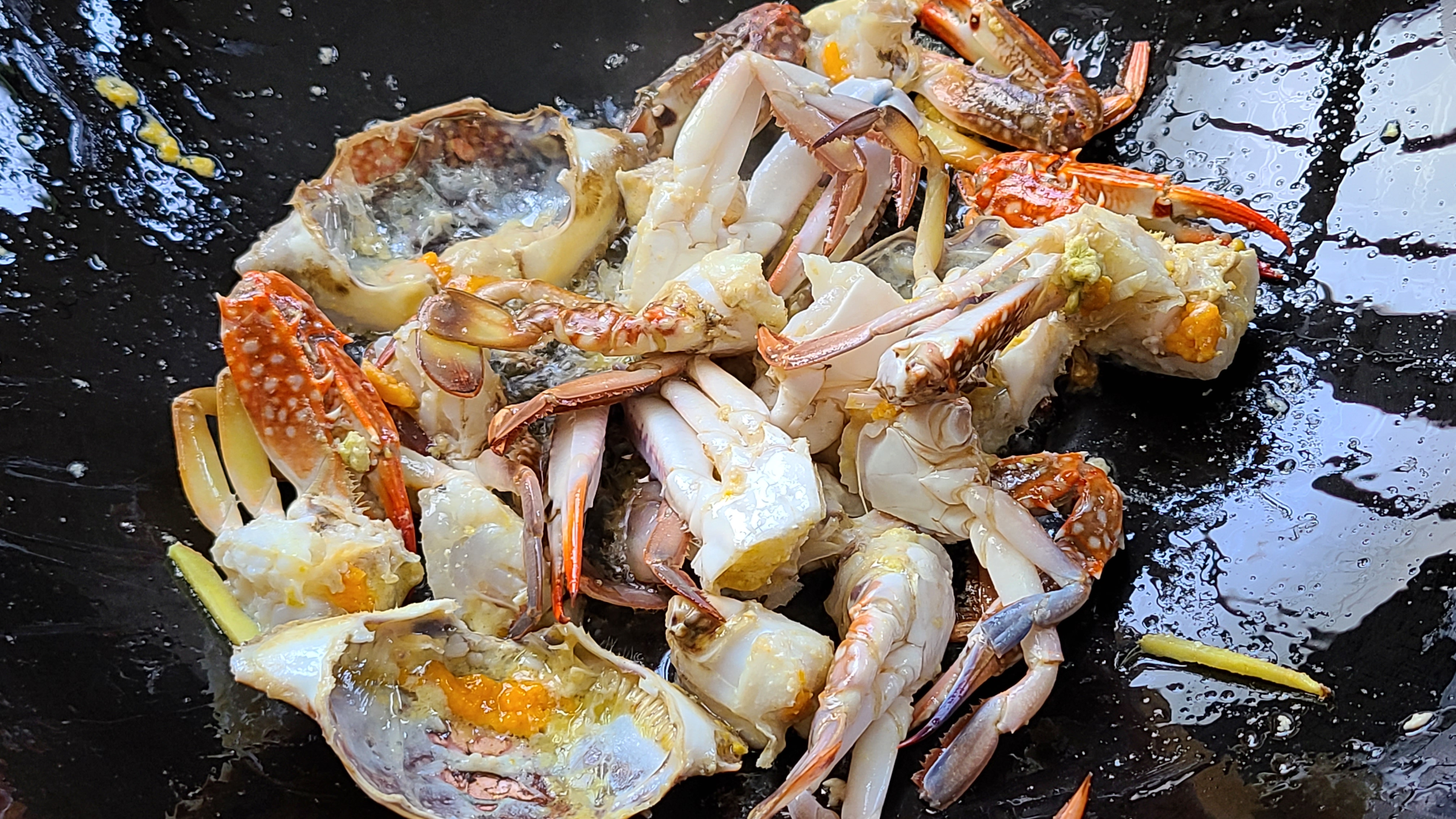 螃蟹燜雞的做法，香味濃郁，好吃下飯，看著肚子都餓了