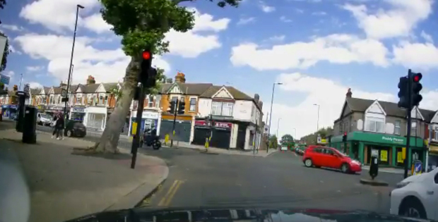 好惊险：西伦敦一棵一抱粗大树被风刮倒，险些