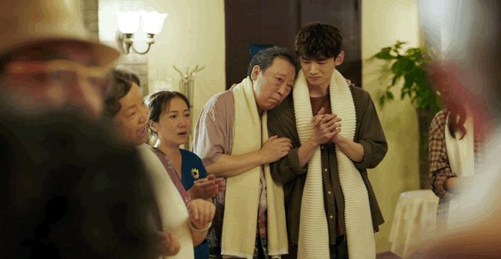 倪大红新剧来袭，一个卧躺仿佛苏大强附身，与白敬亭演爷孙戏