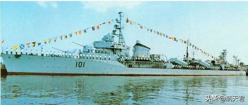 最后一艘051驱逐舰退役！17吨黄金换一艘战舰的日子，一去不返