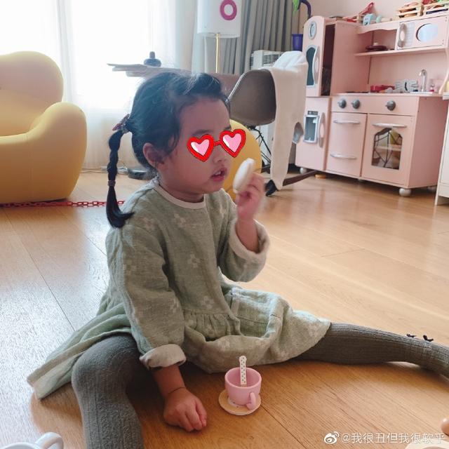 张子萱带俩女儿踏青，肉感妹妹腿胖乎乎可爱，安安草地抓虫开心