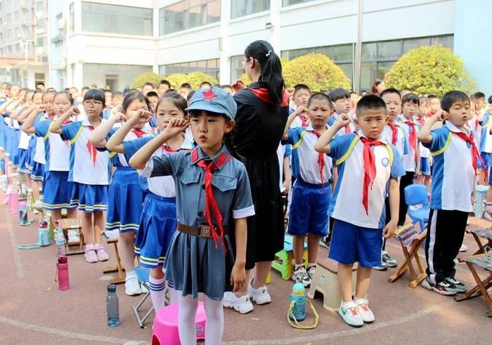 濟南市清河實驗小學(xué)怎么樣?新隊員入隊儀式(圖3) 濟南市清河實驗小學(xué)怎么樣?新隊員入隊儀式(圖3)