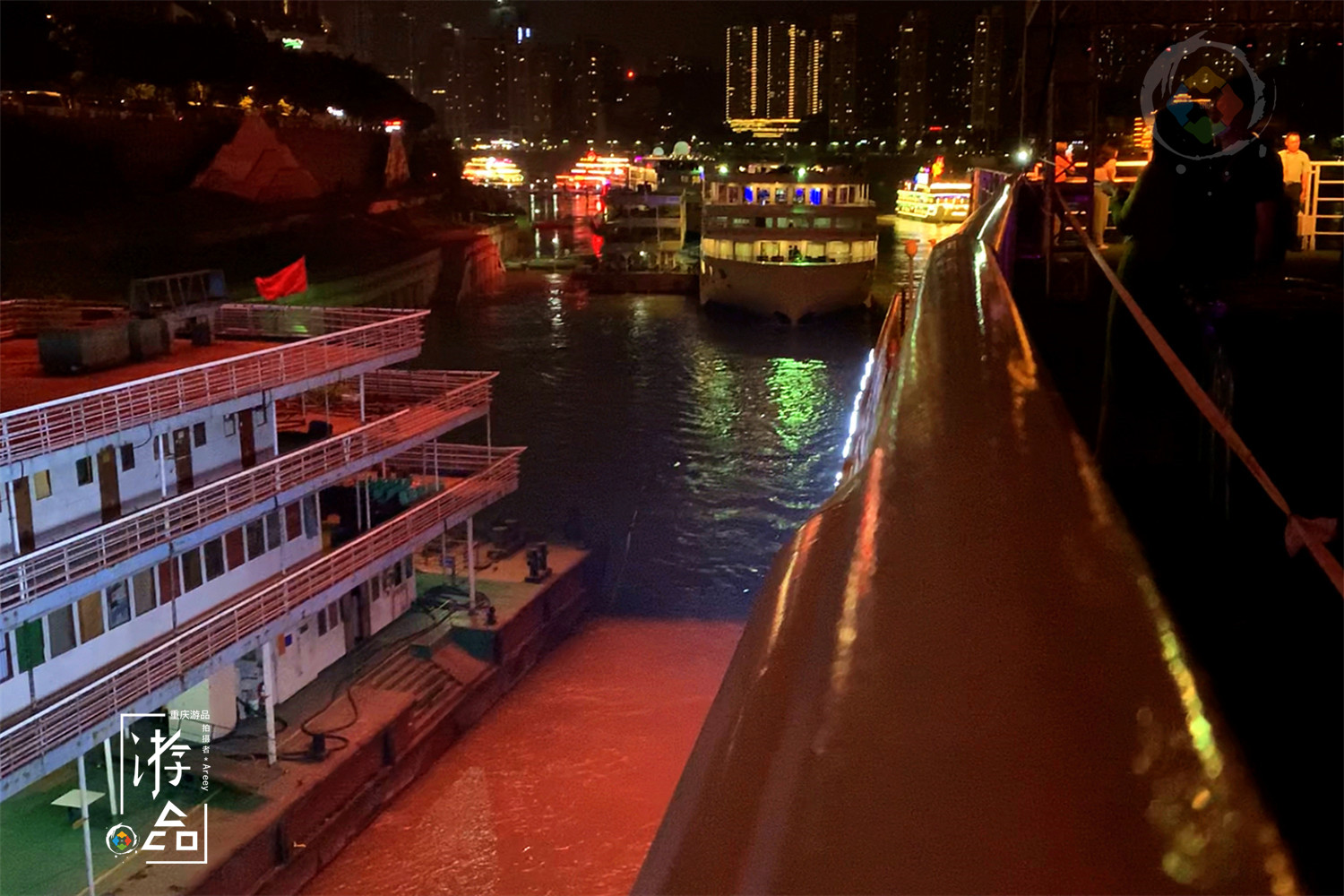 重庆黄金游轮有多豪华？内部一片金碧辉煌，高级自助餐随便吃