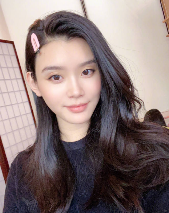 千亿儿媳喜事多！继奚梦瑶怀2胎后，郭碧婷遛娃小腹隆起疑似怀2胎