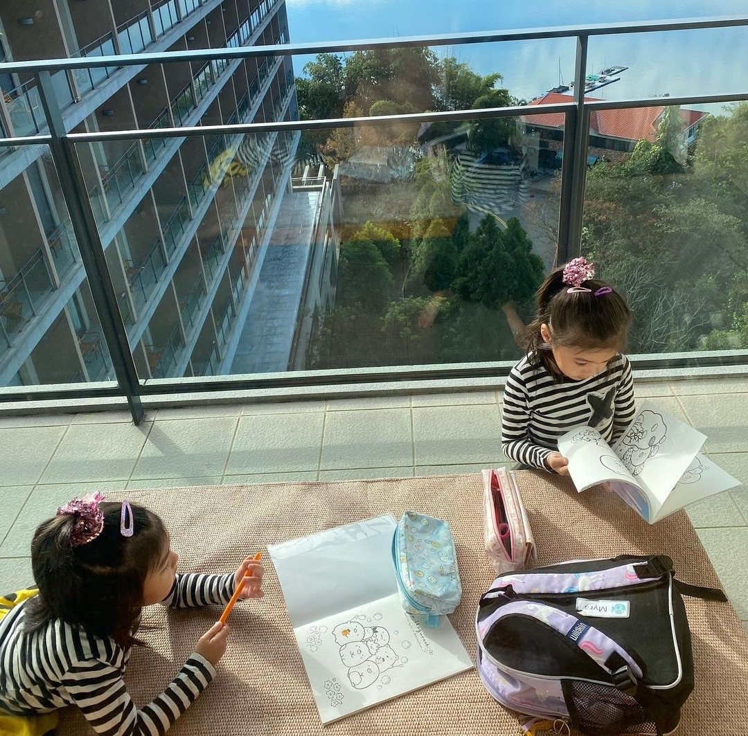 贾静雯晒一家五口游日月潭，与修杰楷恩爱同框，咘咘表情搞怪抢镜