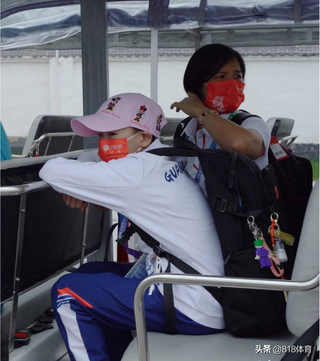 团宠!全红婵进全运村广东队领导牵手怕丢,老父亲何教练一步三回头