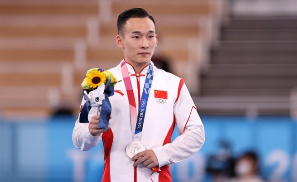 裁判抢戏！桥本3次失误仍夺冠，肖若腾获银牌，4名奥运冠军齐发声