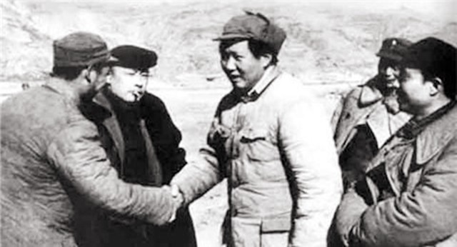 王震上将便衣视察，县长不讲理要抓他，王震如何处理？