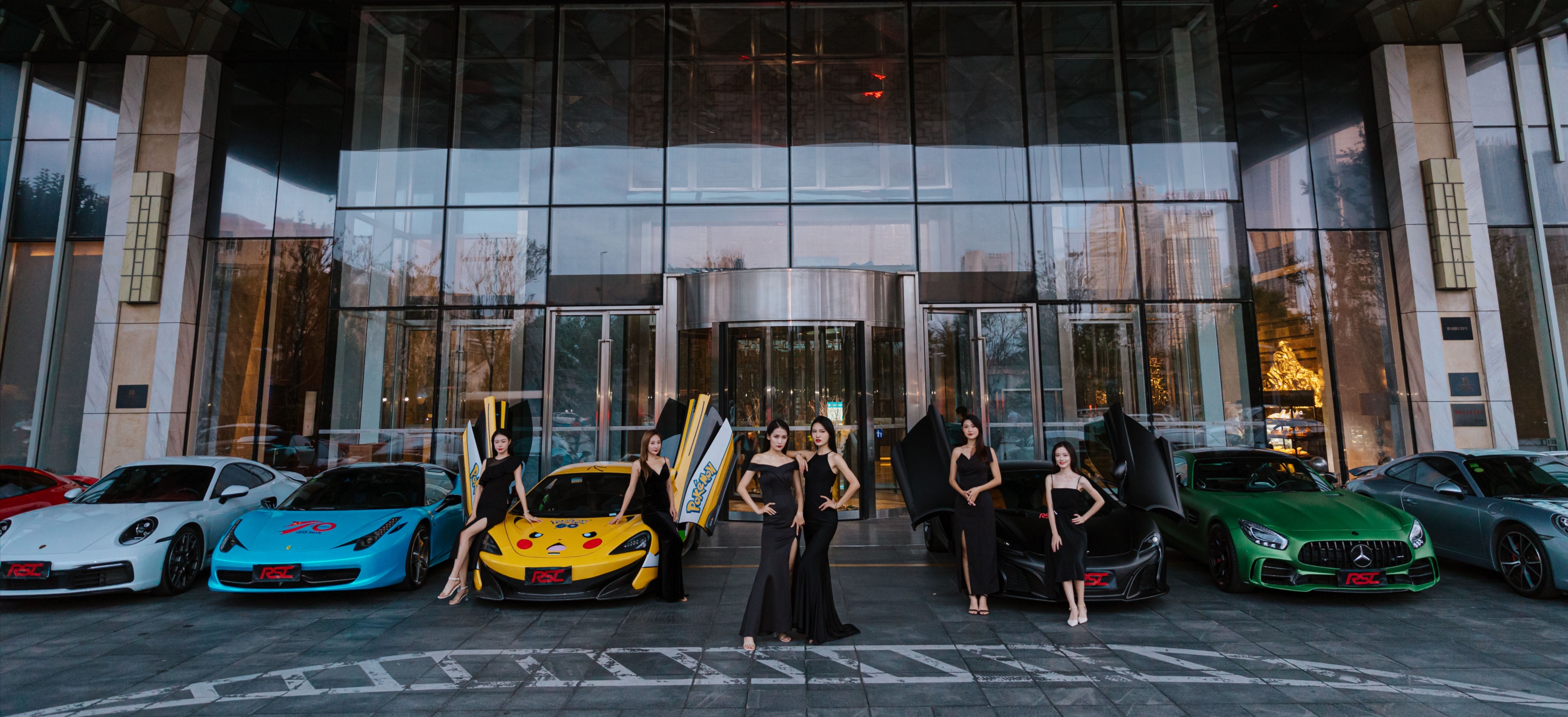 层的『羿吧』,是目前港城唯一一家空中酒吧,可同时容纳120人,主题派对