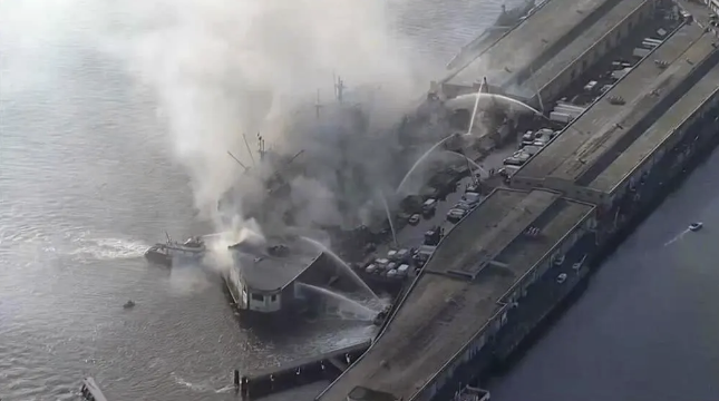 79年前一幕重演？美万吨巨舰大火中危在旦夕，差