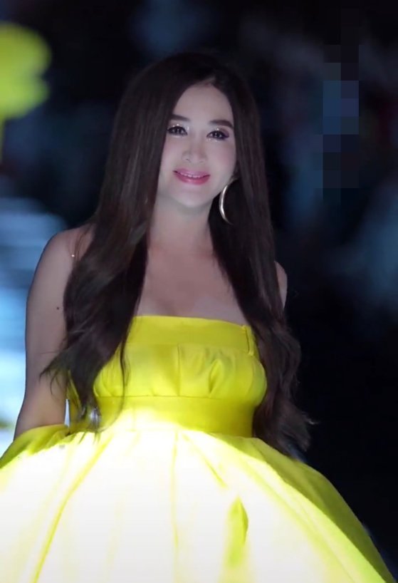 54岁温碧霞压轴走秀，裙子短到大腿秀玉腿，却被吐槽下巴显僵硬