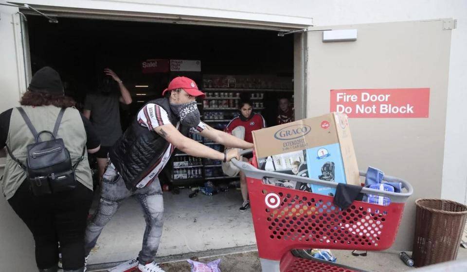 美国上演美丽风景线：警察暴力虐待黑人致死，民众趁机上街打砸抢