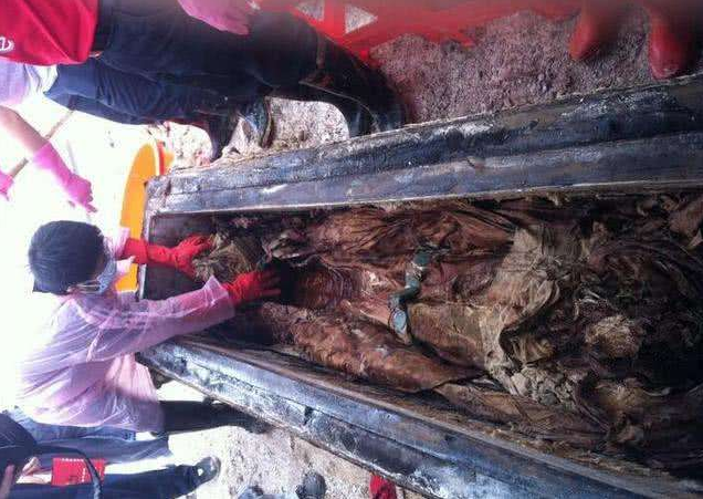 北京发现李莲英墓穴，报废3把铁锤打开，开棺后专家倒吸一口凉气