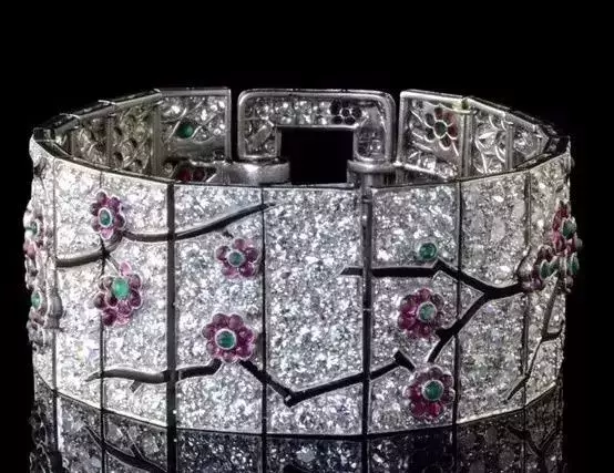 带你走进珠宝的世界，不同时代的珍宝发出不一样的光芒，长见识