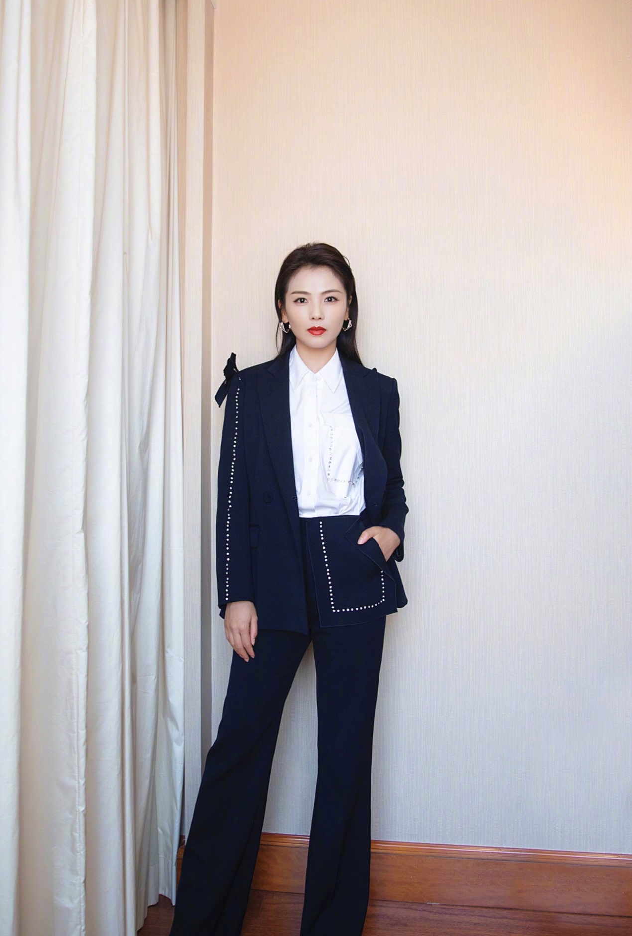 刘涛终于有了新身份，穿亮片西装化身“霸总”