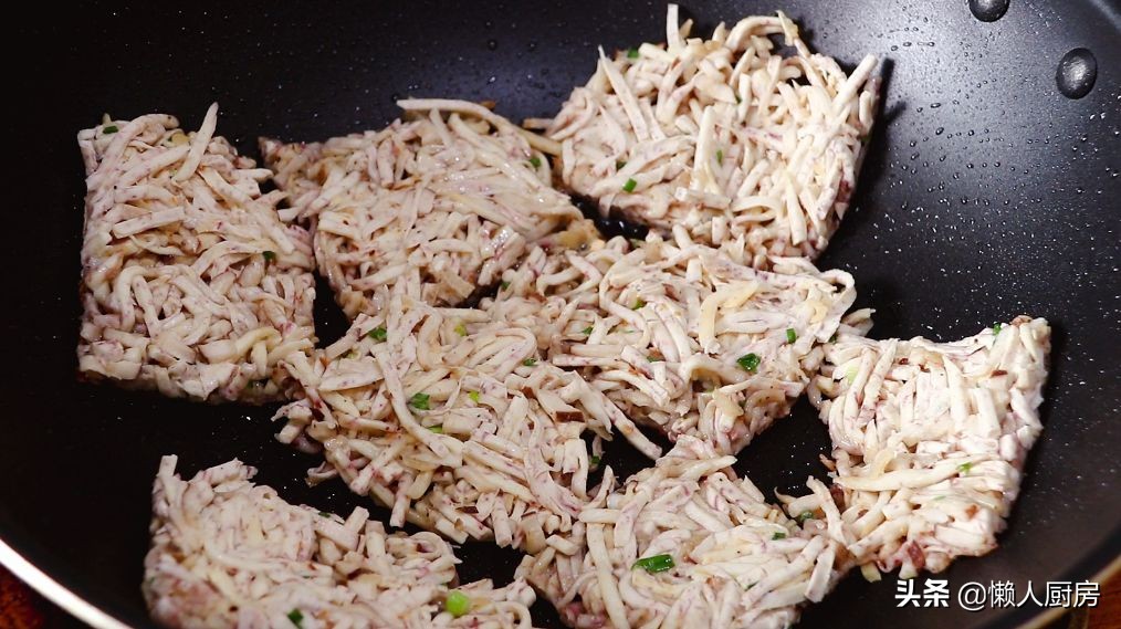 这是香煎芋头饼的做法，火候不能大，要用小火慢煎，才外脆里软