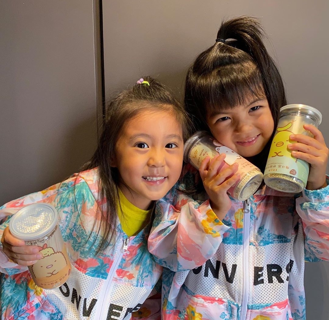 咘咘波妞穿同款，手持賈靜雯自創品牌新品麵條，變代言人古靈精怪