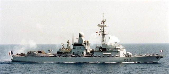 核潜艇和驱逐舰相距五十海里同时发现对方，谁