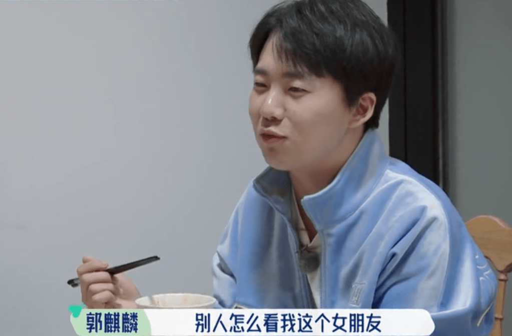 郭麒麟体重曾达196斤，因肥胖产生自卑心理，减下74斤后常年吃药