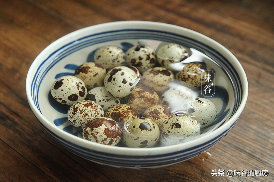 鹌鹑蛋好吃，皮难剥？看我妙招，5分钟剥一盘，个个光滑，超实用