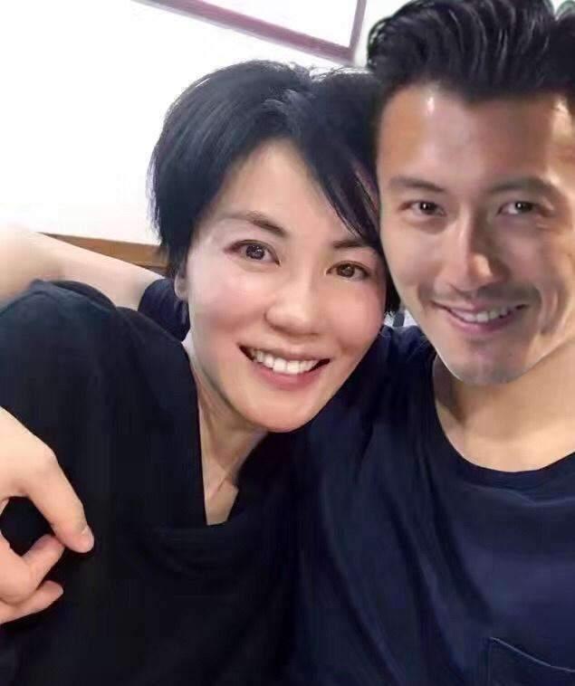 Congratulation Xie Ting sharp edge and Wang Fei: The late night involves hand beautiful conjugal love, 10 point to buckle the abode that answers Wang Fei together closely