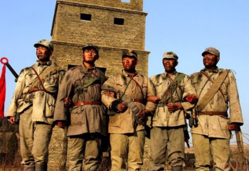 日军藏在炮楼里，八路军久攻不下，一老农路过