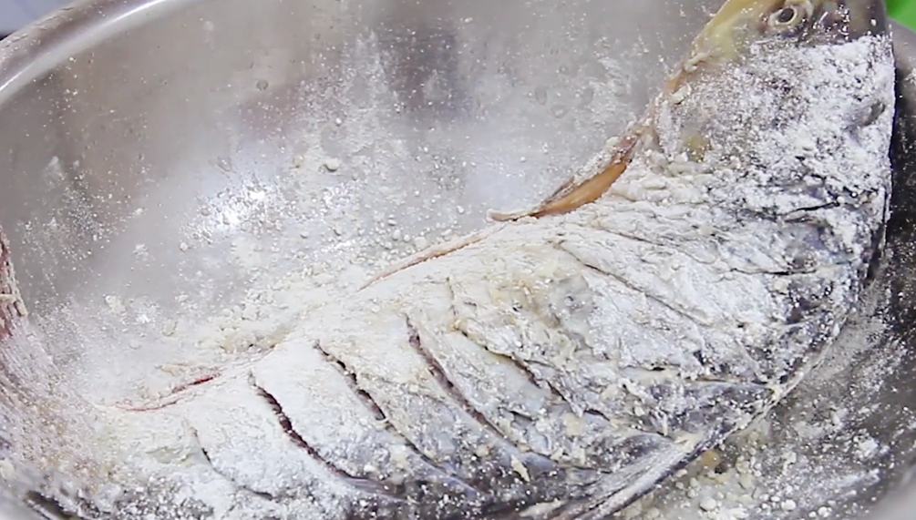 The home-cooked method of braised fish, the fish meat is fresh and tasty, it is greedy and eats again, and there is no soup left in the pot.