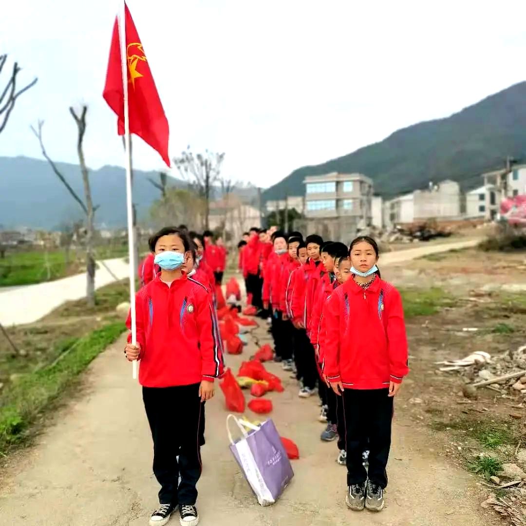 小小的雷锋，闪闪的星