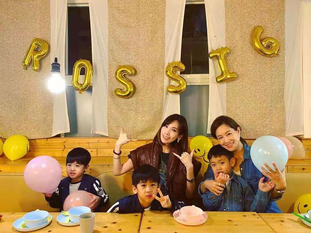 林志穎老婆與友人聚餐，5歲雙胞胎兒子個子高，比Kimi還帥