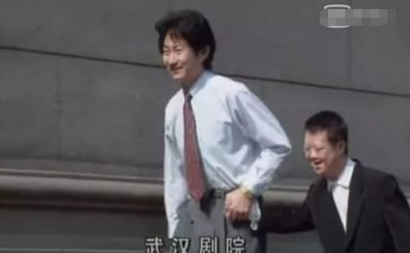 登上人民大会堂，与刘德华共唱，是谁揭穿了“天才指挥家”的谎言