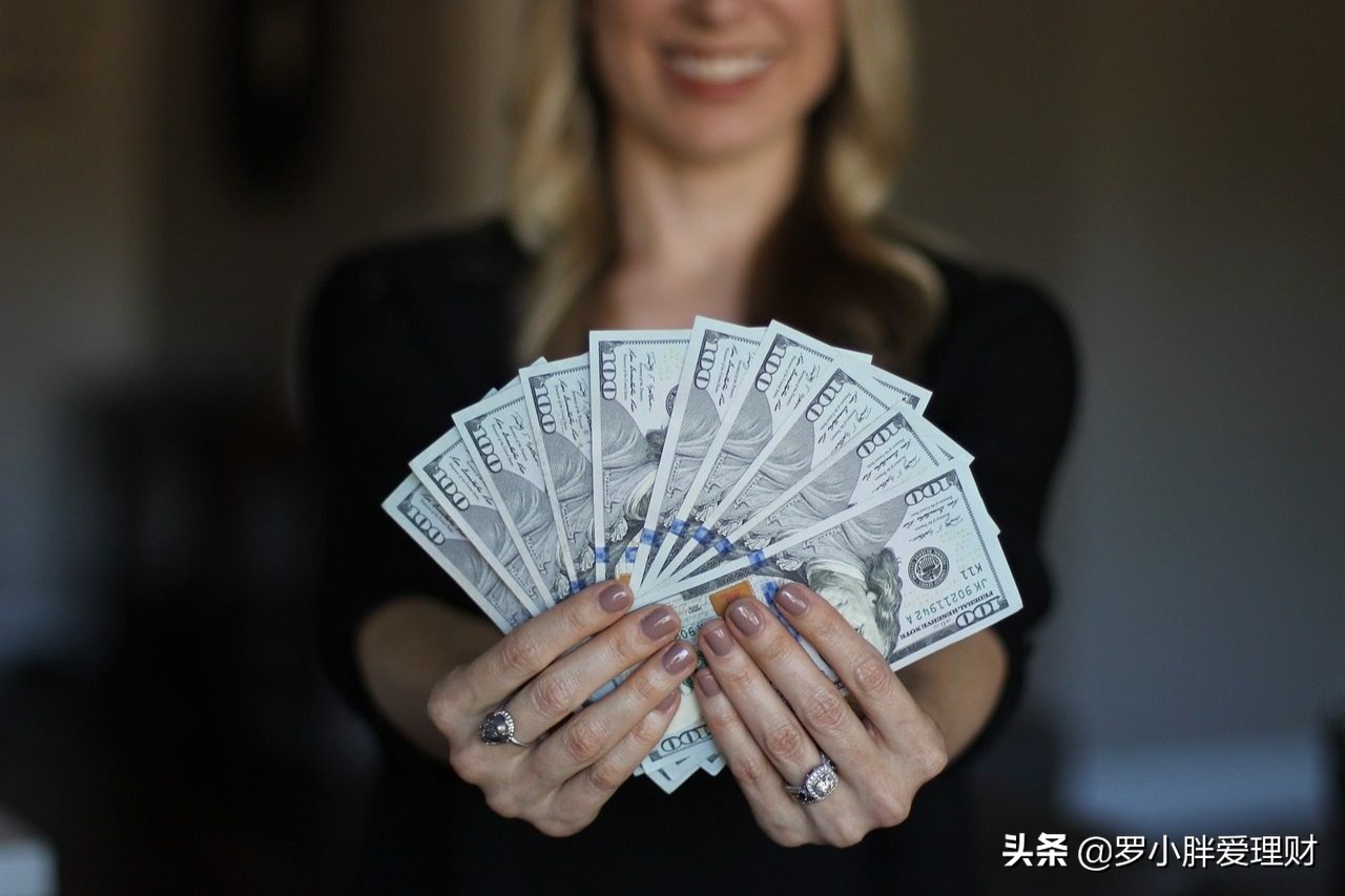 花钱如流水，赚钱却非常难，为何年轻人这么痛苦？