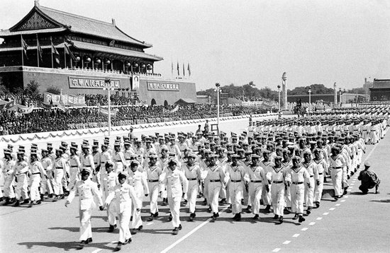 老照片：1950年新中国首次国庆大阅兵珍贵旧影，每一张都值得收藏