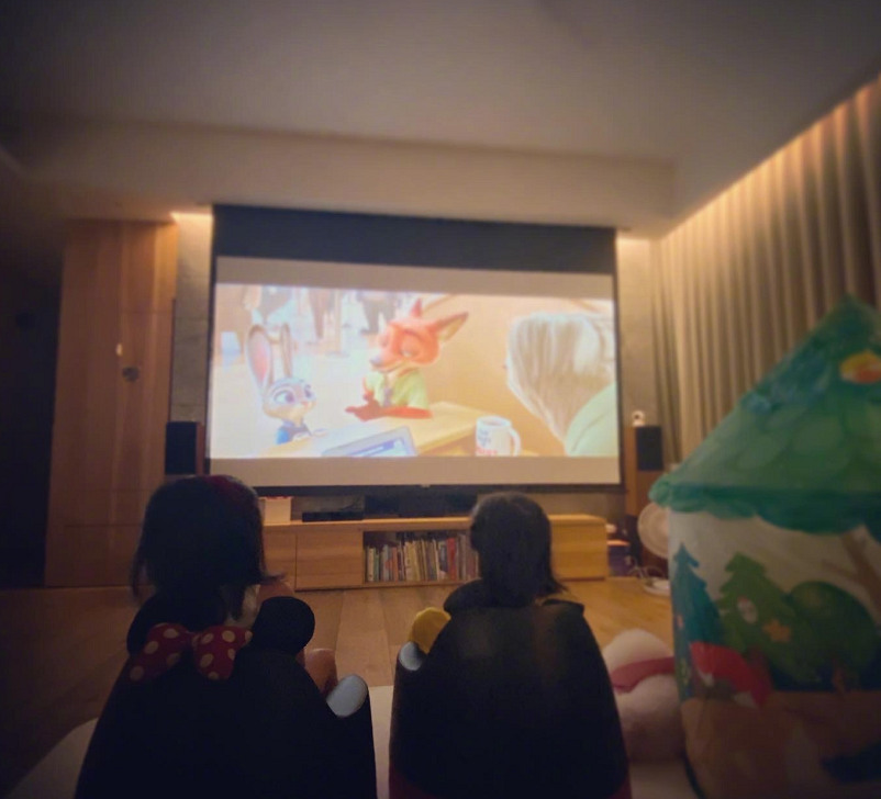 賈靜雯帶女兒眼科檢查，咘咘大眼卻“先天弱視”，家長勿掉以輕心