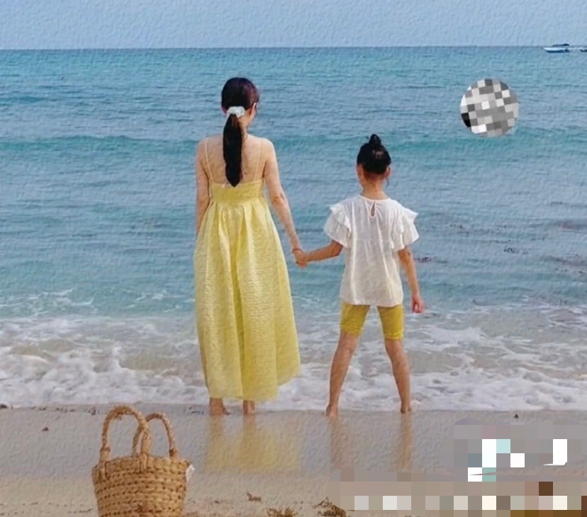 李小璐和甜馨沙灘邊玩耍，穿吊帶秀傲人上圍，女兒身高直逼其肩頭