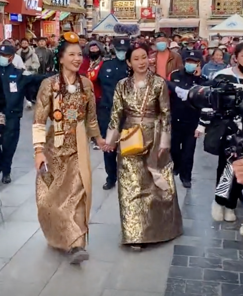 刘涛和秦海璐穿藏服被围观，录节目众保镖围成一圈，两人感情超好