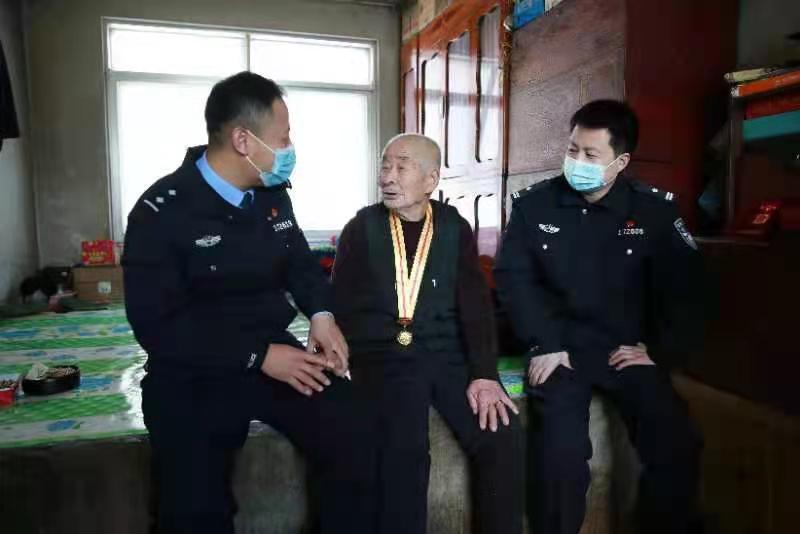 三道沟边境派出所春节期间慰问辖区抗战老兵