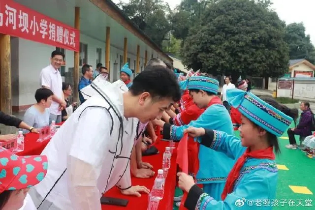 3年了：那个豪宅失火失去一家四口的男人回归了